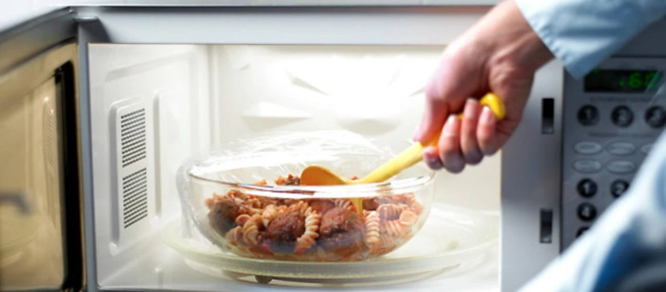 Προσοχή με τα πλαστικά τάπερ φαγητού στον φούρνο μικροκυμάτων - Τι πρέπει να ξέρετε